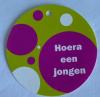 minikaartje rond hoera een jongen