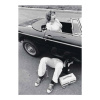 zwart wit foto man onder auto