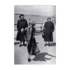 zwart wit foto oudere dames been in de lucht