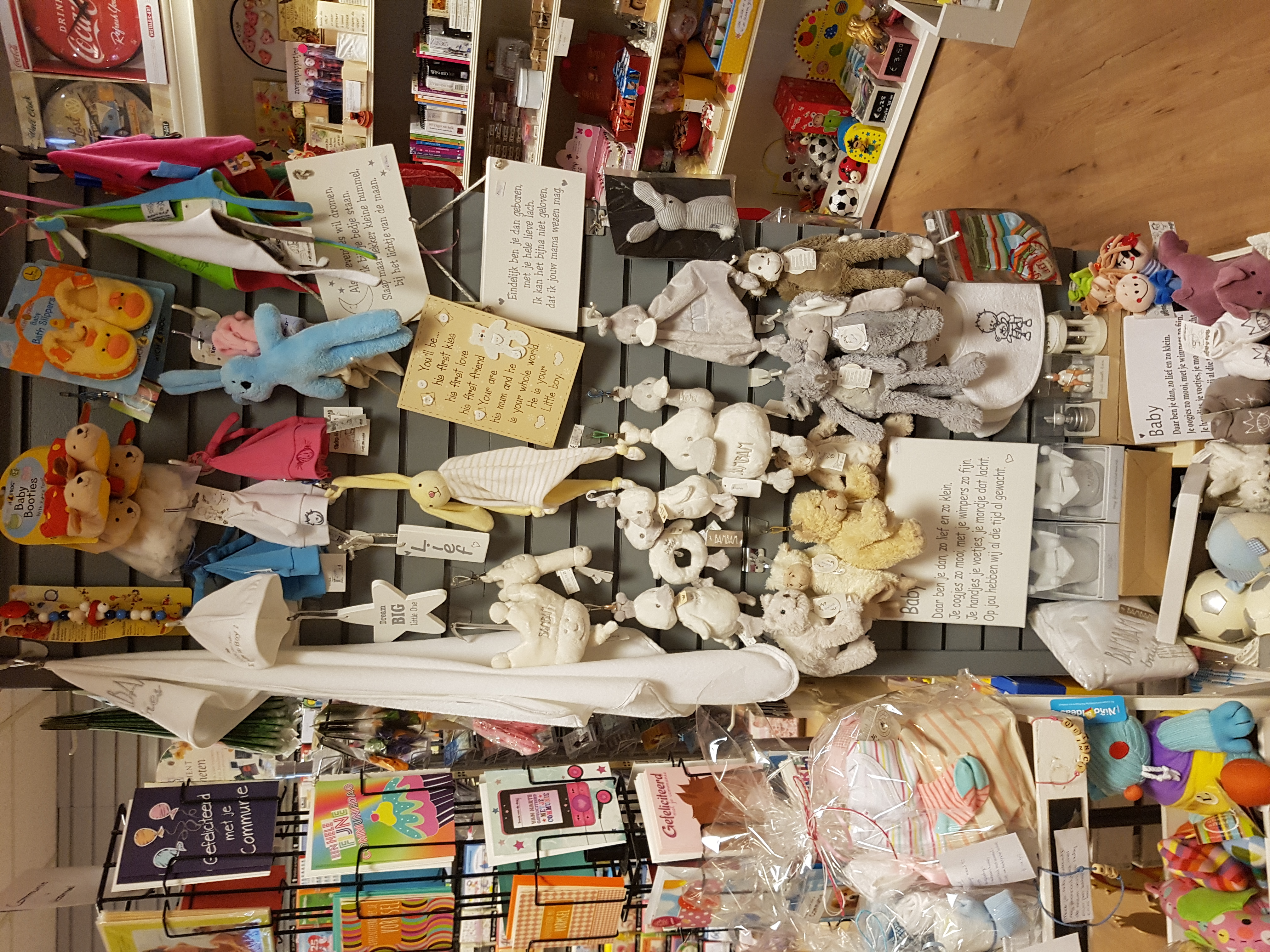 Wand met knuffels voor baby's en kleine kinderen Knuffels in winkel Het Muizenhol