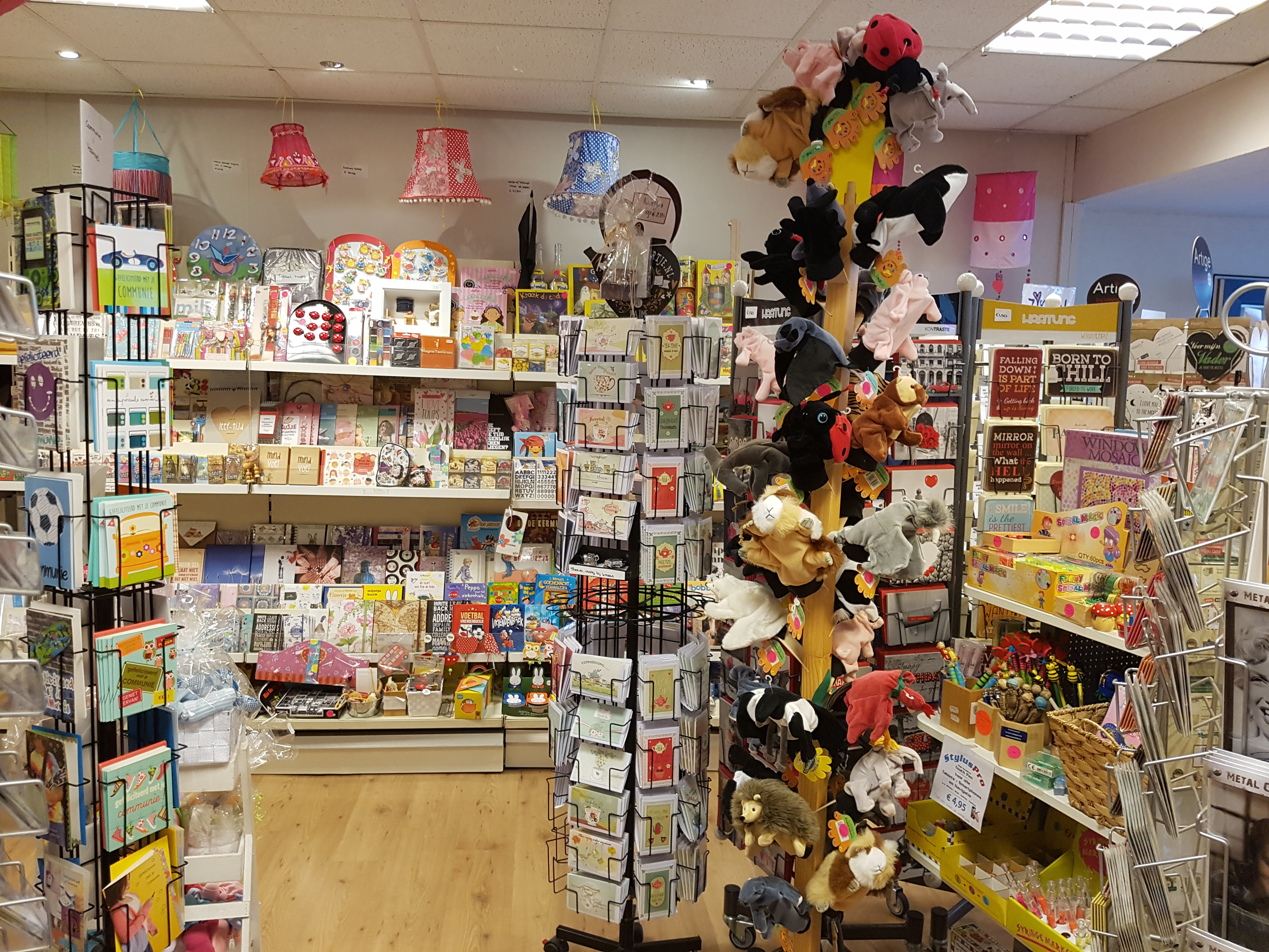 Verschillende wenskaarten en handpoppen Inkijk in winkel Het Muizenhol