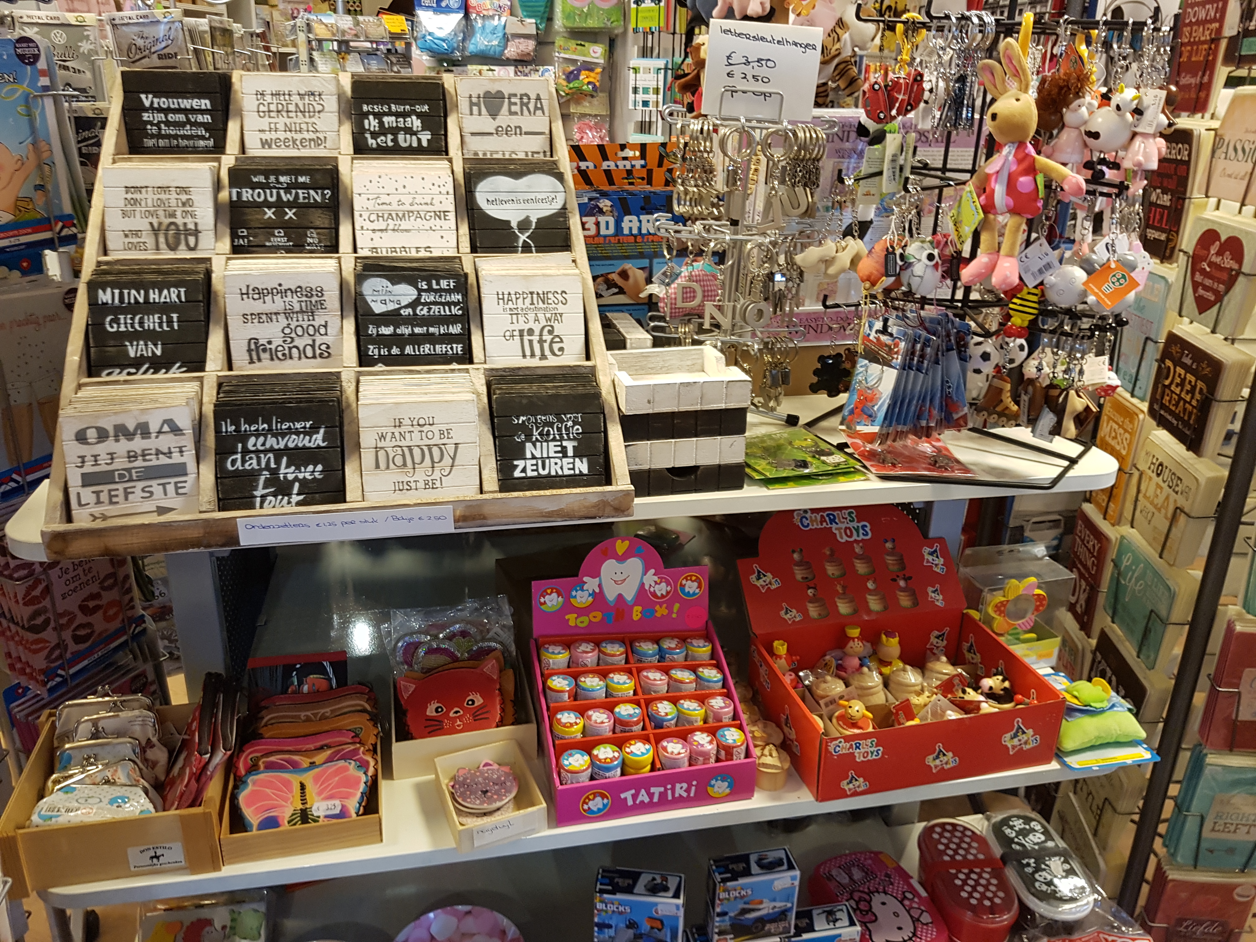 Onderzetters met verschillende teksten Schap met verschillende cadeaus in Het Muizenhol